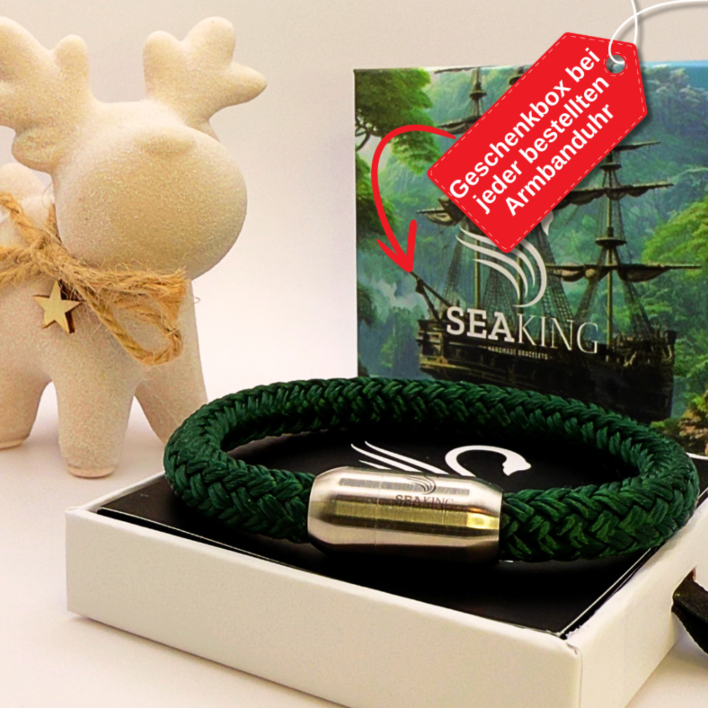 Armband SeaKing XMAS Edition – dunkelgrünes geflochtenes Armband aus echtem Segeltau mit Magnetverschluss, weihnachtlich verpackt in Geschenkbox