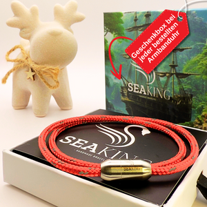 Armband SeaKing XMAS Edition – rotes Armband mit Edelstahlverschluss in Geschenkbox, Rentierfigur und maritimer Verpackung