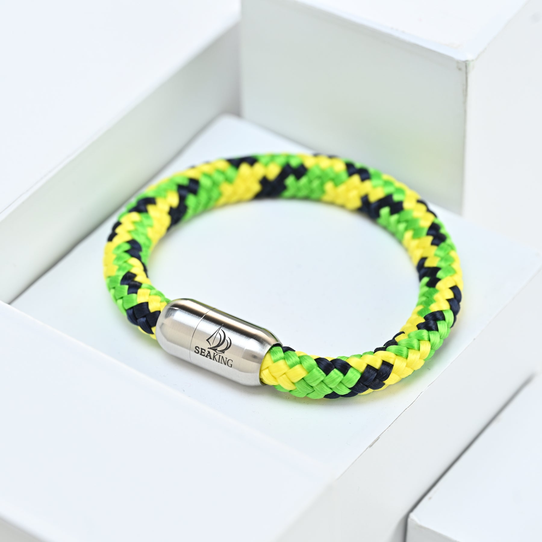 Armband SeaKing Pistazie aus echtem Segeltau mit Magnetverschluss, handgefertigt in Deutschland
