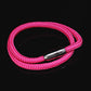 Handgemachtes Armband TRAUNSEE – Luise von SeaKing in kräftigem Pink auf dunklem Hintergrund.