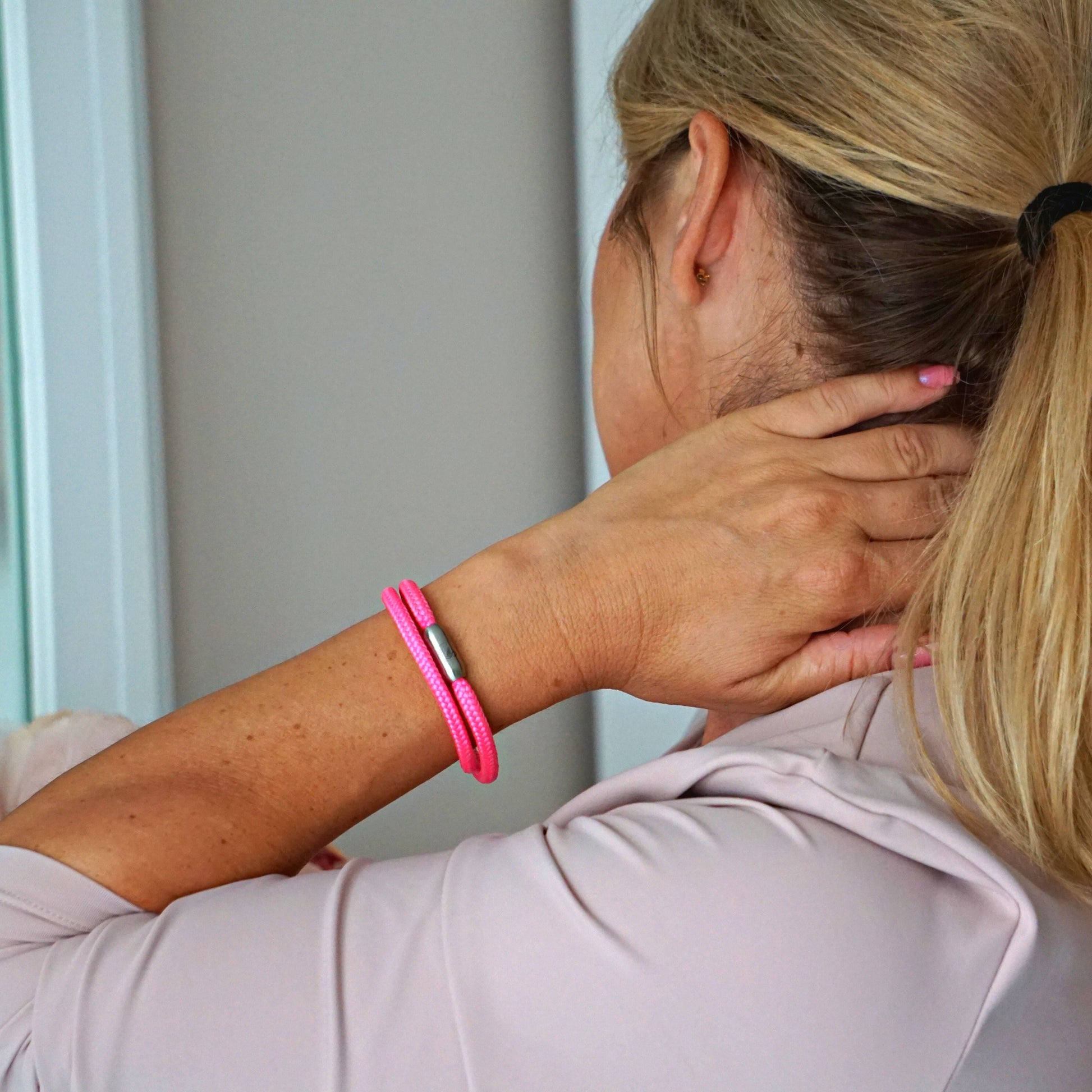 Tragefoto: SeaKing Armband TRAUNSEE – Luise am Handgelenk, sportlich & modern kombiniert