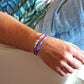Lifestyle-Bild: TRAUNSEE Ultralight Armband kombiniert mit Freizeit-Outfit – handmade in Germany