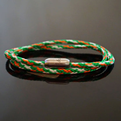 etailaufnahme: TRAUNSEE Ultralight Armband mit farbenfrohem Muster – robust & stilvoll.